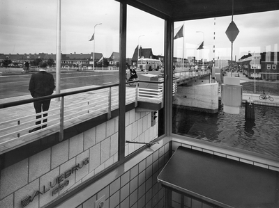 45145 Gezicht op de Balijebrug over het Merwedekanaal te Utrecht, vanuit het brugwachtershuisje.